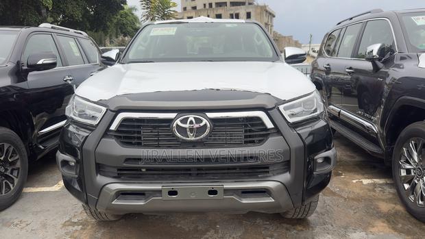 New Toyota Hilux 2025 Gray