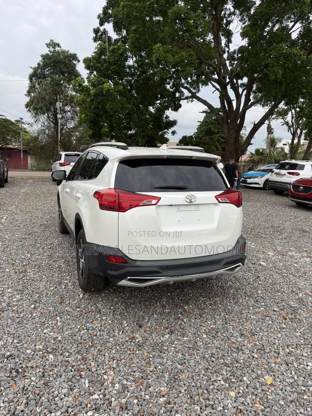 Toyota RAV4 XLE AWD (2.5L 4cyl 6A) 2016 White