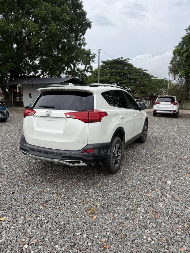 Toyota RAV4 XLE AWD (2.5L 4cyl 6A) 2016 White