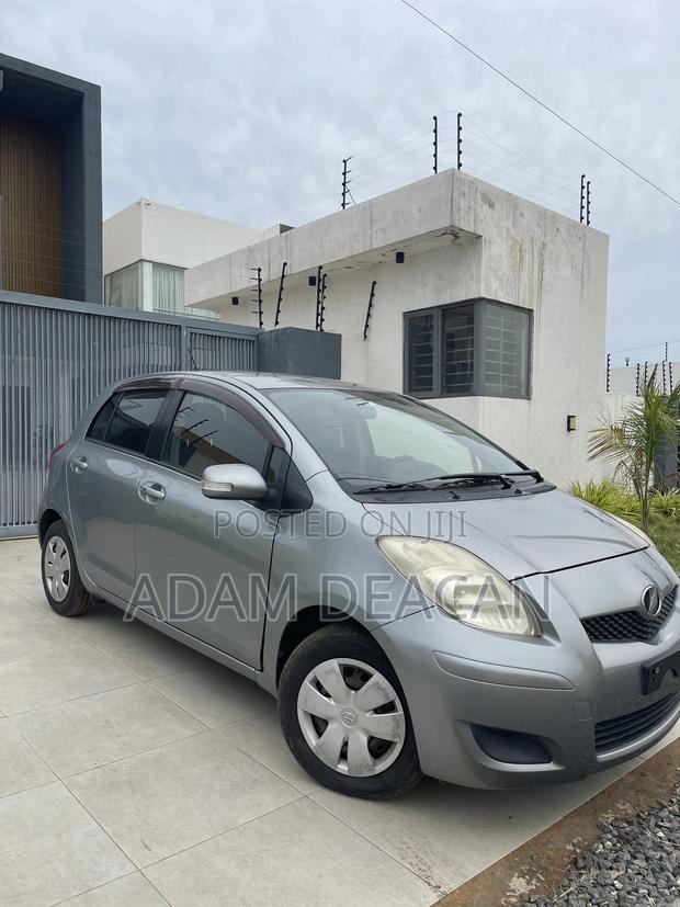 Toyota Vitz 2010 Silver