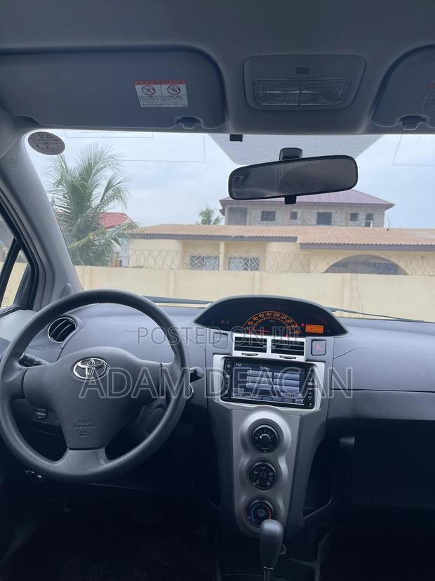 Toyota Vitz 2010 Silver