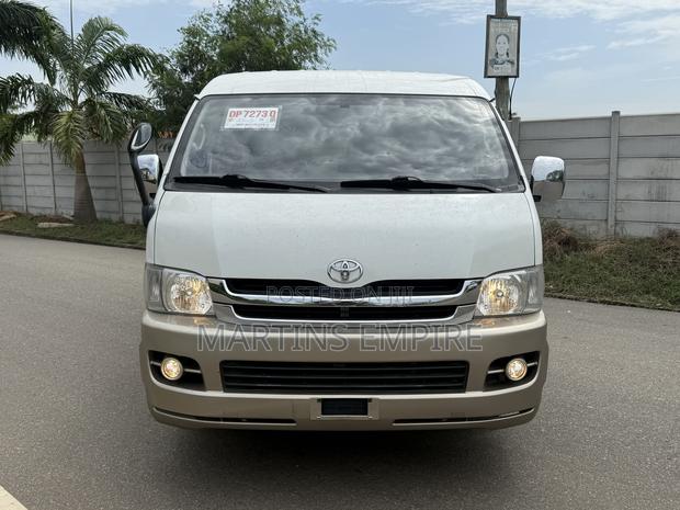 Toyota HiAce 2017 White