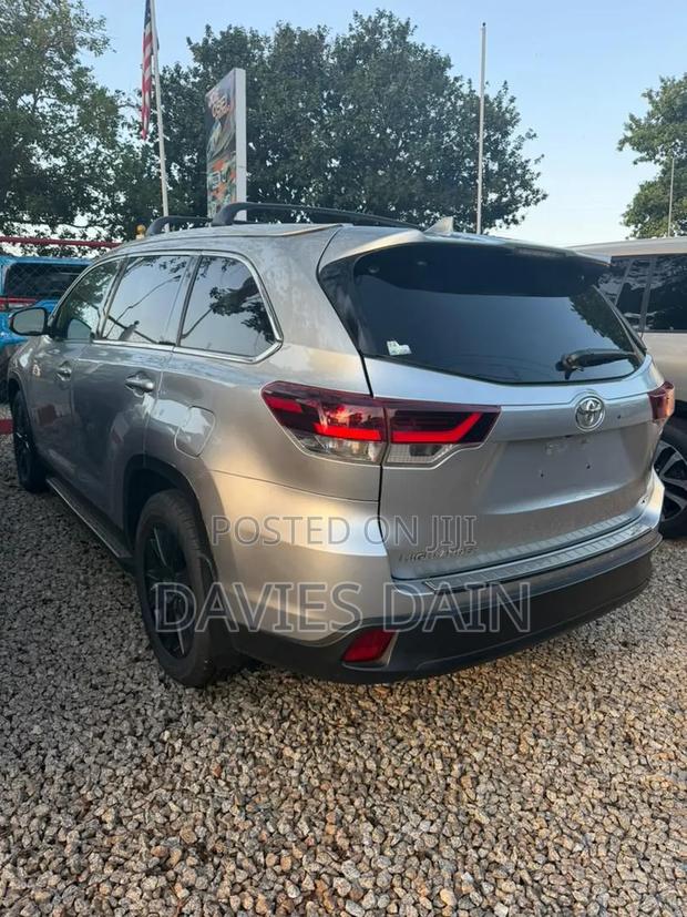 Toyota Highlander SE 4x4 V6 (3.5L 6cyl 8A) 2017 Brown