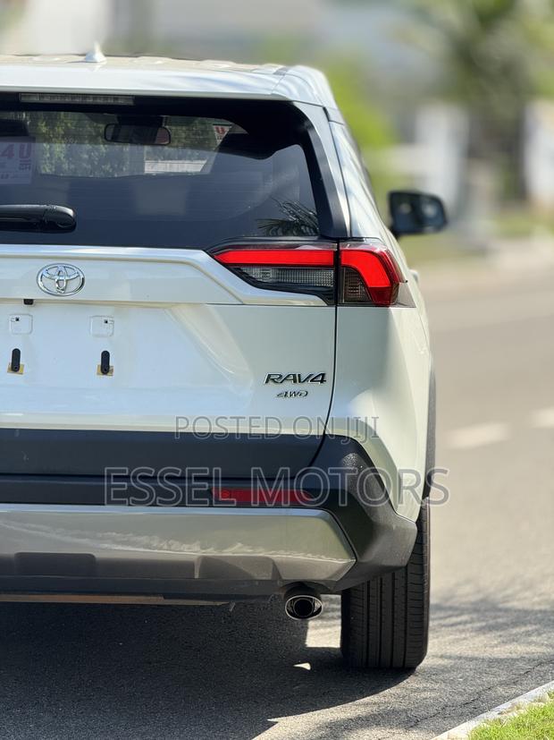 Toyota RAV4 XLE 2021 White