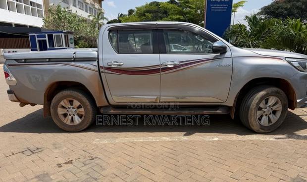 Toyota Hilux 2020 Gray