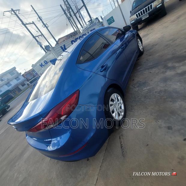 Hyundai Elantra SE Sedan FWD (2.0L 4cyl 6M) 2017 Blue
