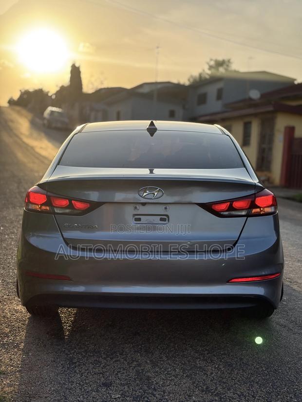 Hyundai Elantra SE Sedan FWD (2.0L 4cyl 6M) 2017 Gray