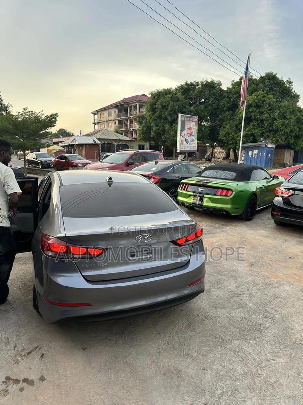 Hyundai Elantra SE Sedan FWD (2.0L 4cyl 6M) 2017 Gray