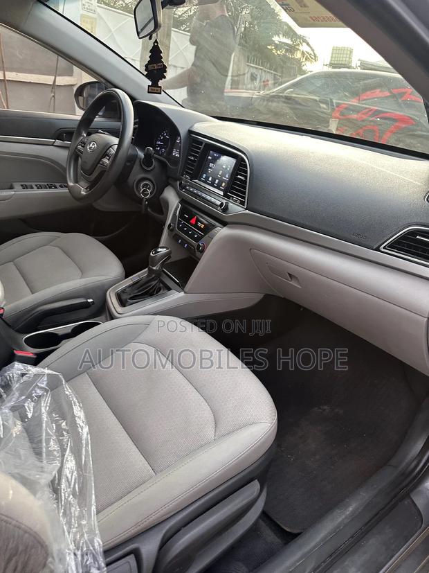 Hyundai Elantra SE Sedan FWD (2.0L 4cyl 6M) 2017 Gray