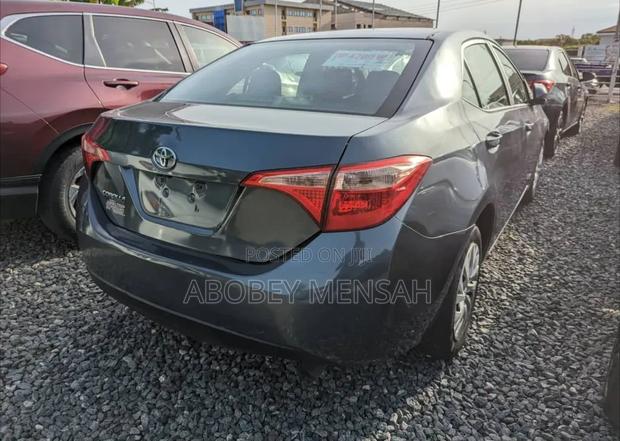 Toyota Corolla LE Eco (1.8L 4cyl 2A) 2018 Gray