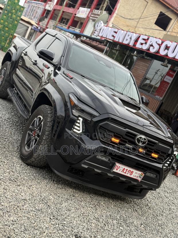 Toyota Tacoma 2024 Black