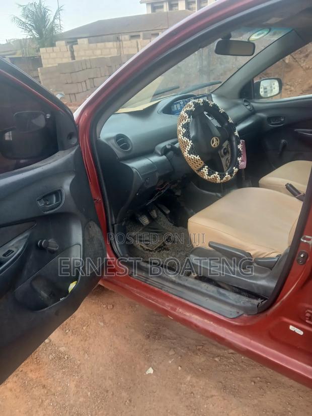 Toyota Yaris Base Sedan 4dr 2010 Red