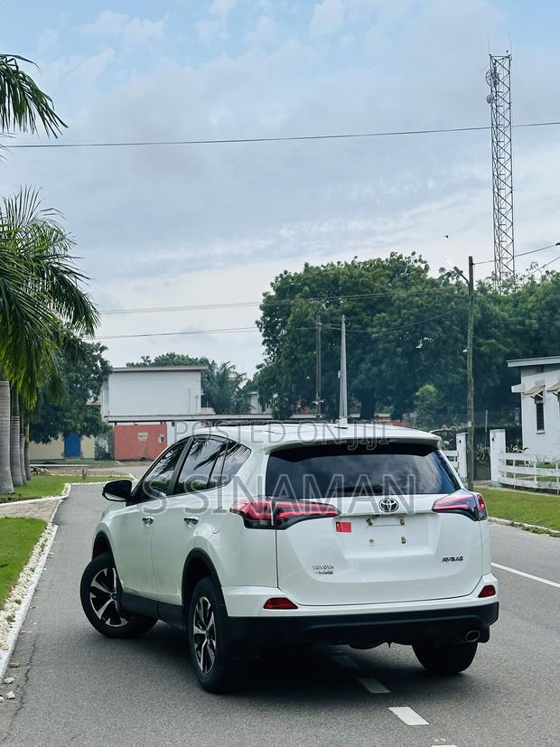 Toyota RAV4 LE AWD 2019 White