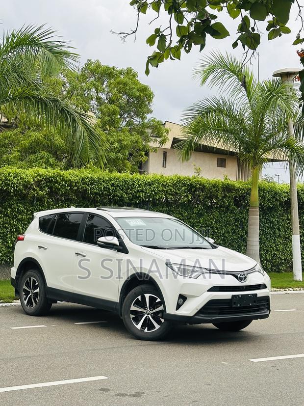 Toyota RAV4 LE AWD 2019 White