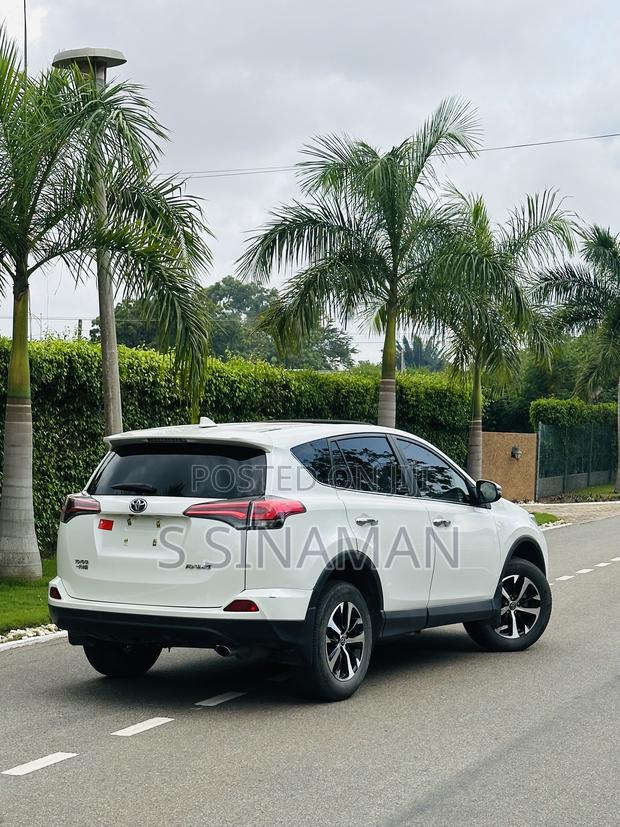 Toyota RAV4 LE AWD 2019 White