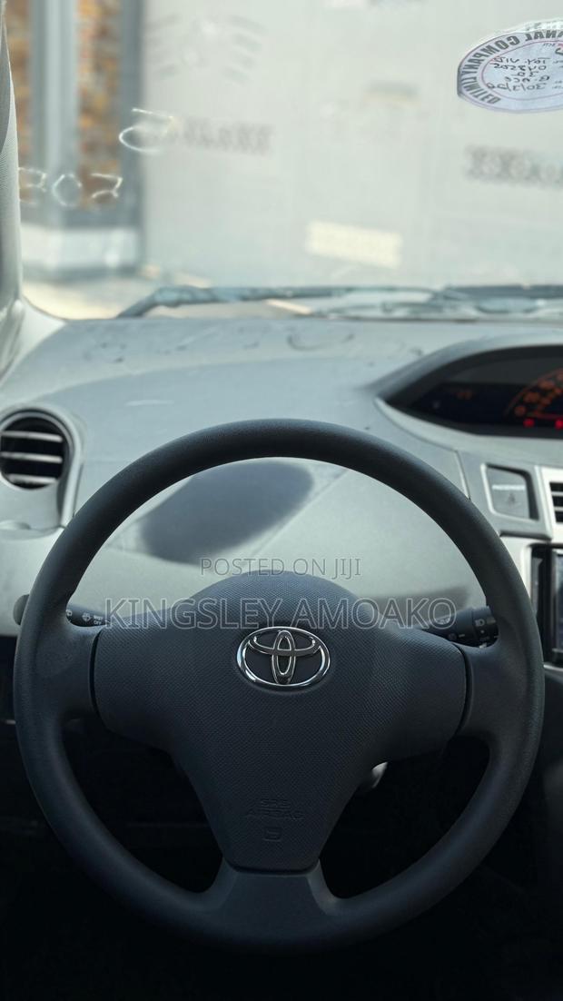 Toyota Vitz 1.0 FWD 3dr 2010 Gray