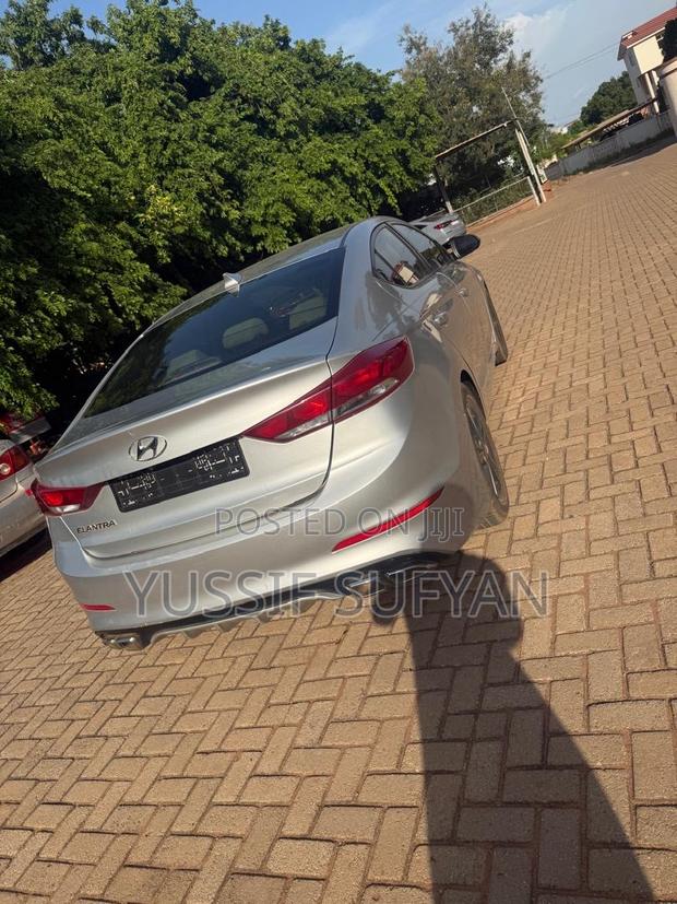 Hyundai Elantra Limited Sedan FWD (2.0L 4cyl 6A) 2017 Silver