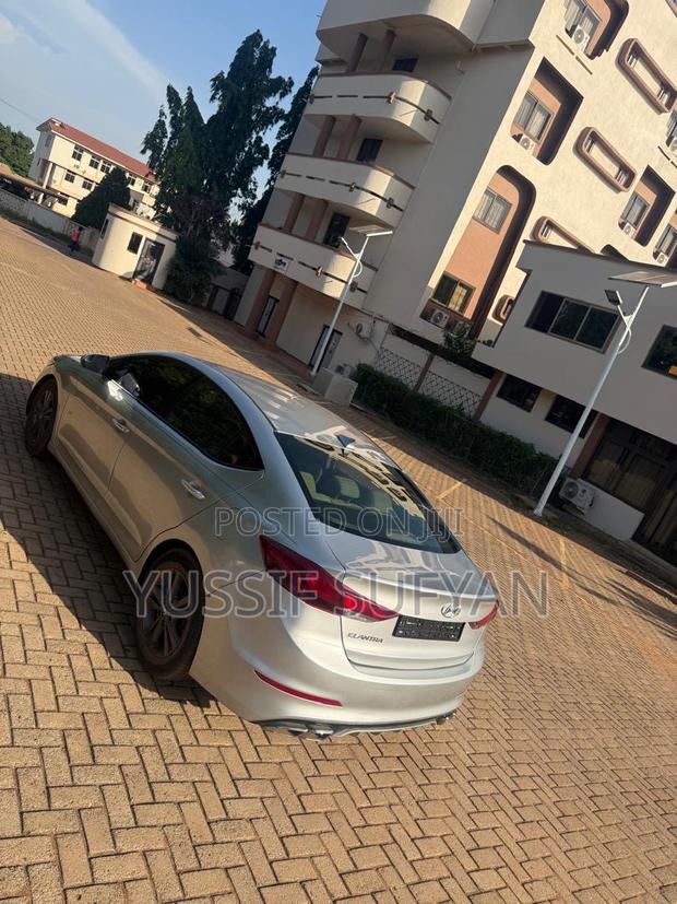 Hyundai Elantra Limited Sedan FWD (2.0L 4cyl 6A) 2017 Silver
