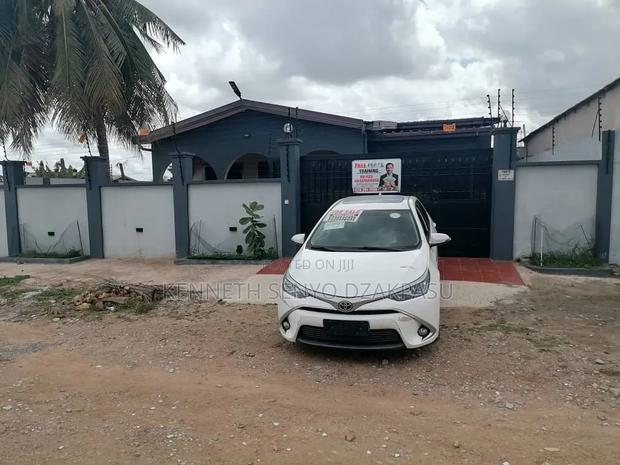Toyota Corolla SE (1.8L 4cyl 2A) 2019 White