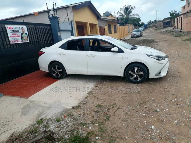 Toyota Corolla SE (1.8L 4cyl 2A) 2019 White