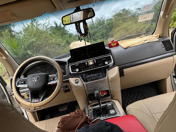 Toyota Land Cruiser 2024 White