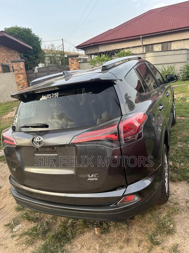 Toyota RAV4 XLE 4dr SUV AWD (2.5L 4cyl 6A) 2018 Gray