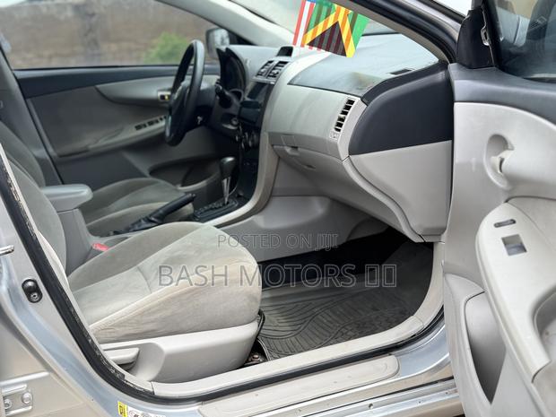 Toyota Corolla LE 4dr Sedan (1.8L 4cyl 4A) 2013 Silver