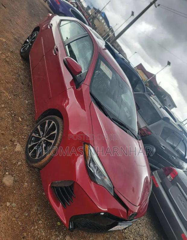 Toyota Corolla SE (1.8L 4cyl 6M) 2018 Red