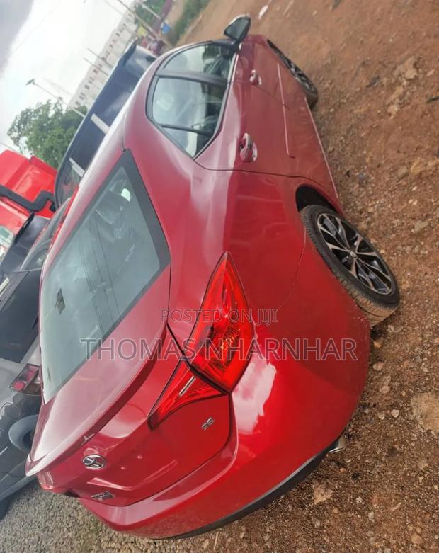 Toyota Corolla SE (1.8L 4cyl 6M) 2018 Red