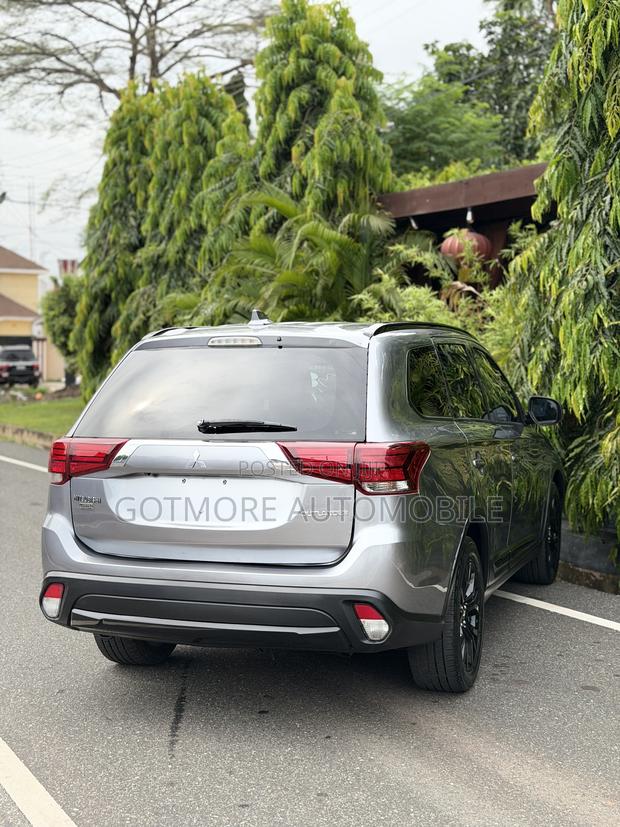 Mitsubishi Outlander SE FWD 2018 Gray