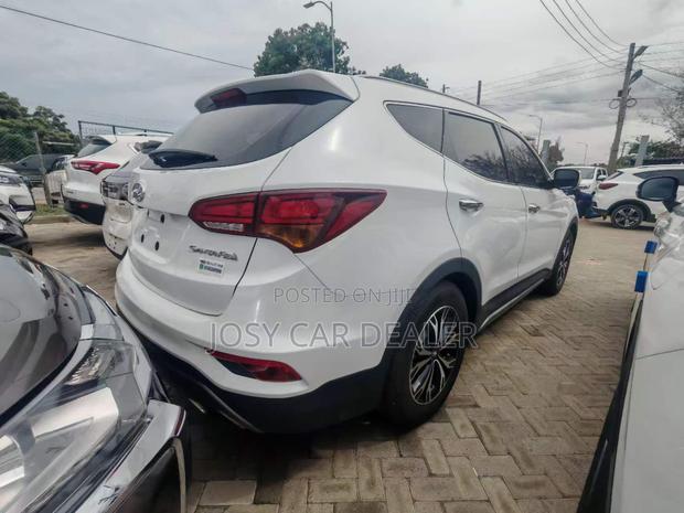 Hyundai Santa Fe SE FWD 2017 White