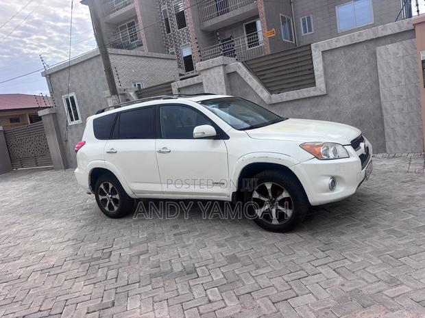 Toyota RAV4 2010 White