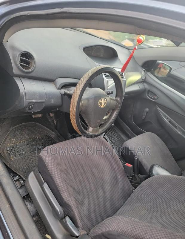 Toyota Yaris Base Sedan 4dr 2010 Blue