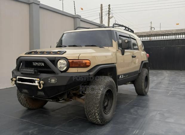 Toyota FJ Cruiser 4X4 AT 2013 Beige