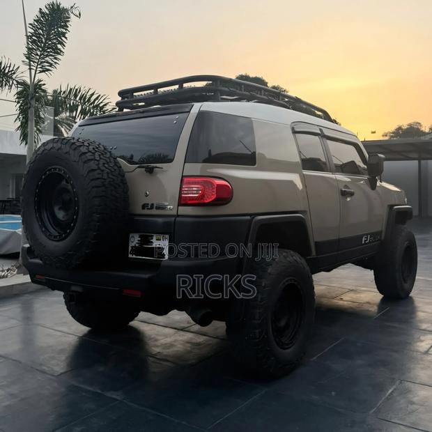 Toyota FJ Cruiser 4X4 AT 2013 Beige