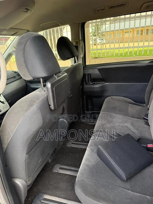 Toyota Voxy 2011 Silver