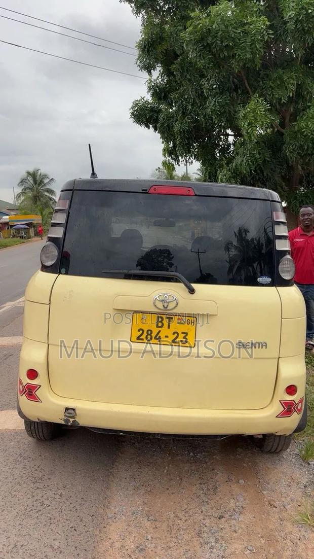 Toyota Sienta 1.5 FWD 2009 Yellow
