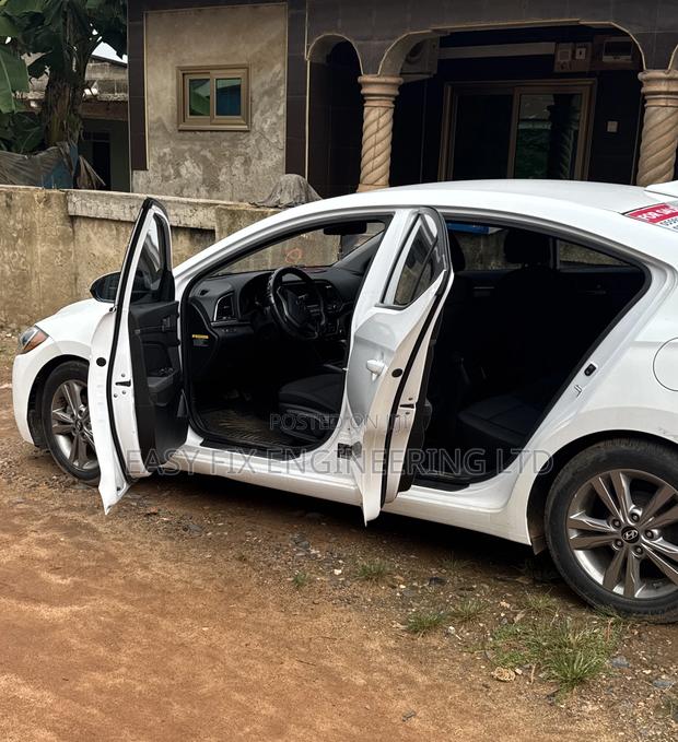 Hyundai Elantra SE Sedan FWD (2.0L 4cyl 6M) 2017 White
