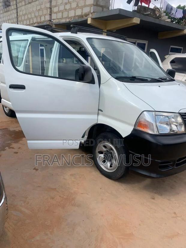 Toyota HiAce 2011 White