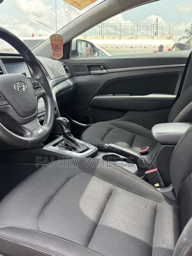 Hyundai Elantra 2018 Silver
