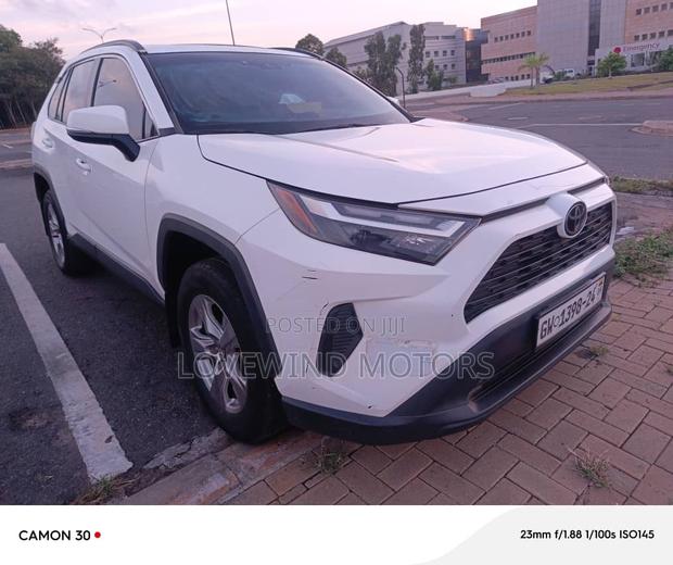 Toyota RAV4 LE 2022 White