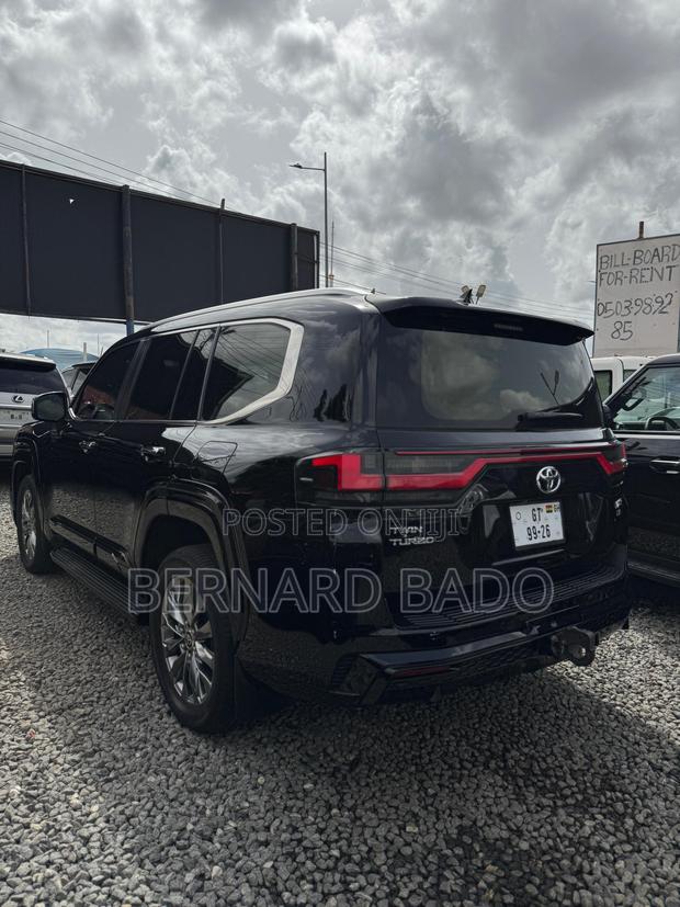 Toyota Land Cruiser LC300 2025 Black