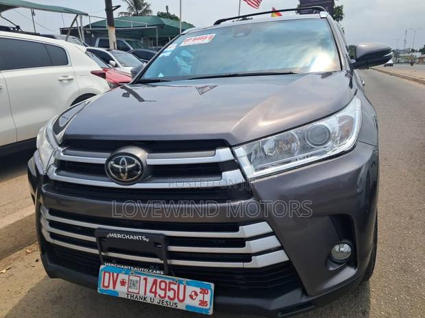 Toyota Highlander LE 2019 Brown