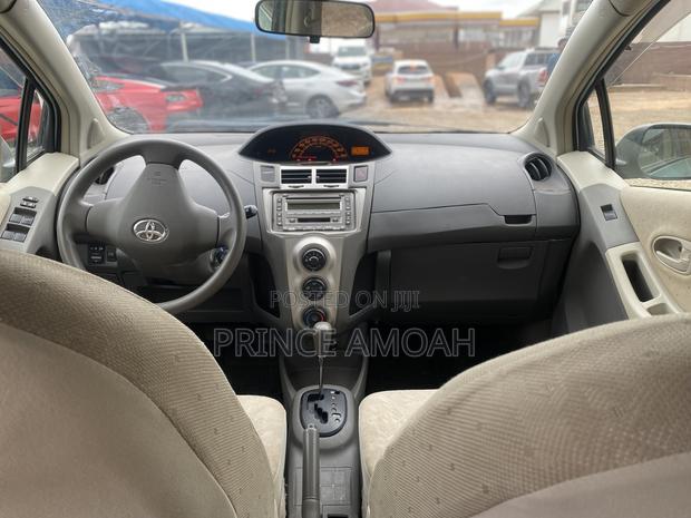 Toyota Vitz 1.3 FWD 5dr 2010 Green