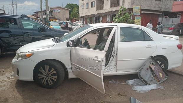 Toyota Corolla LE 4dr Sedan (1.8L 4cyl 4A) 2013 White