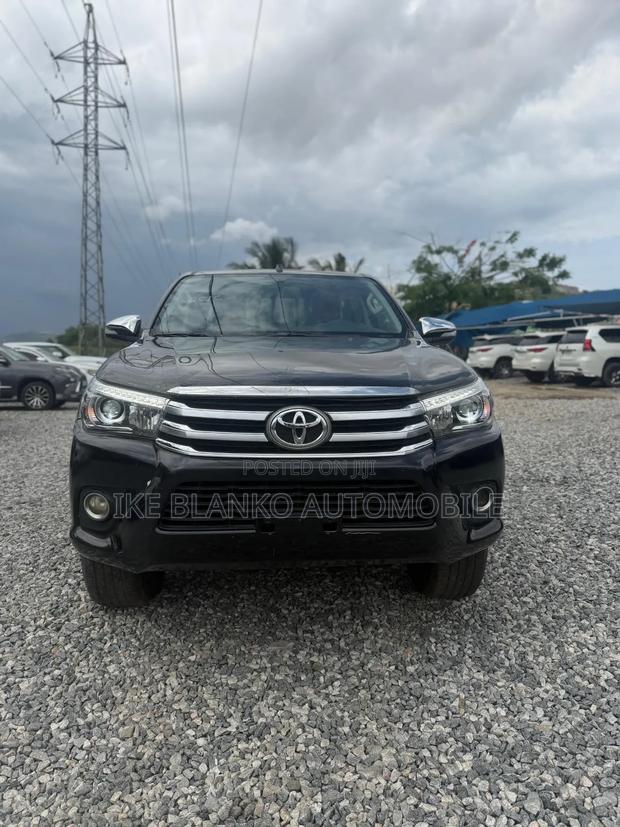 Toyota Hilux 2016 Black