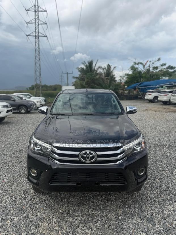 Toyota Hilux 2016 Black