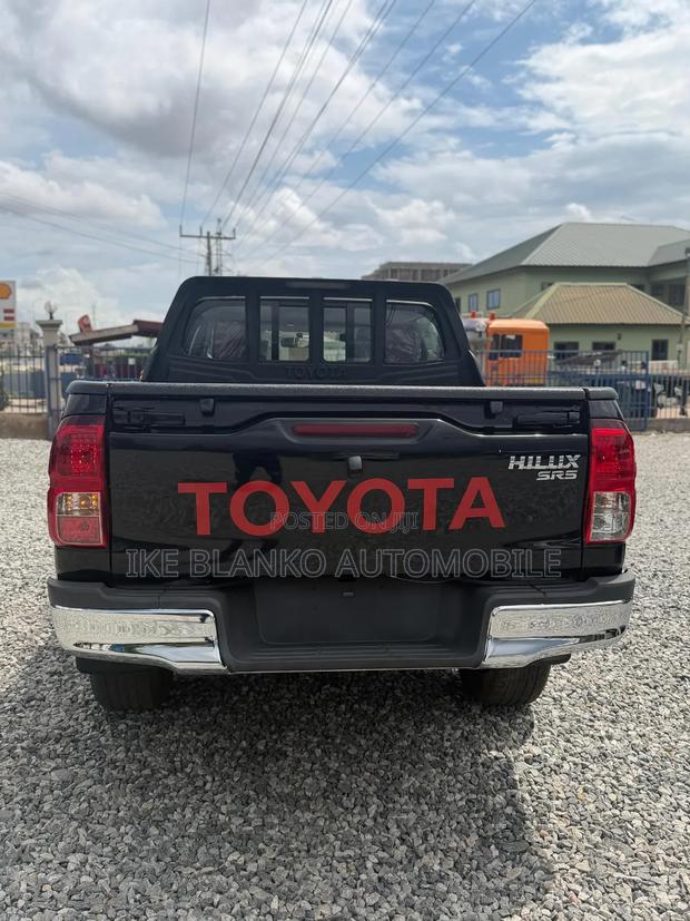 Toyota Hilux 2016 Black