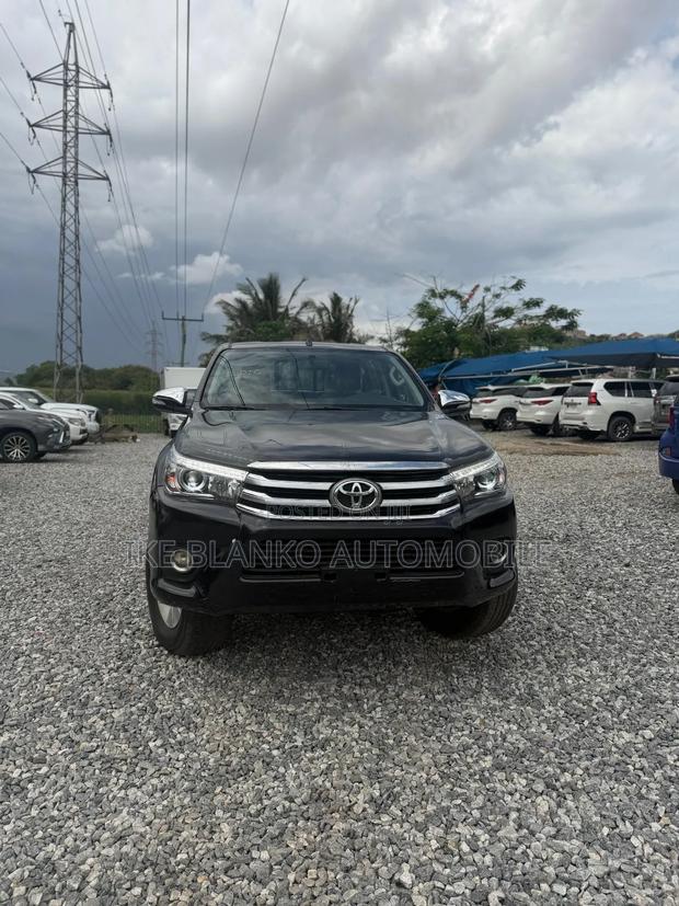 Toyota Hilux 2016 Black