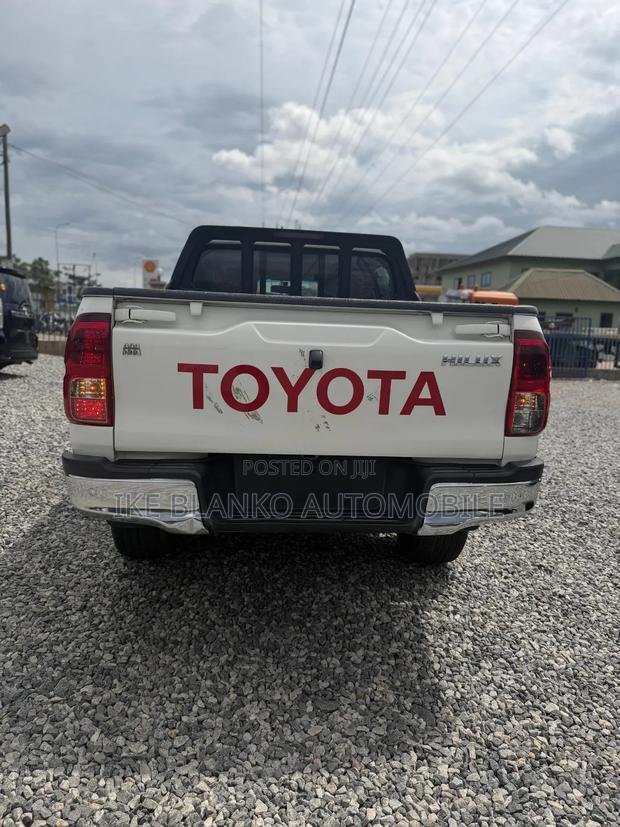 Toyota Hilux Revo Double Cab Petrol 2.7 AWD 2017 White